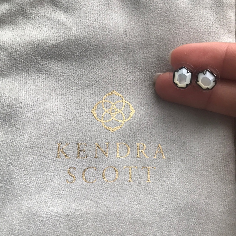 Kendra Scott Earrings never worn.
